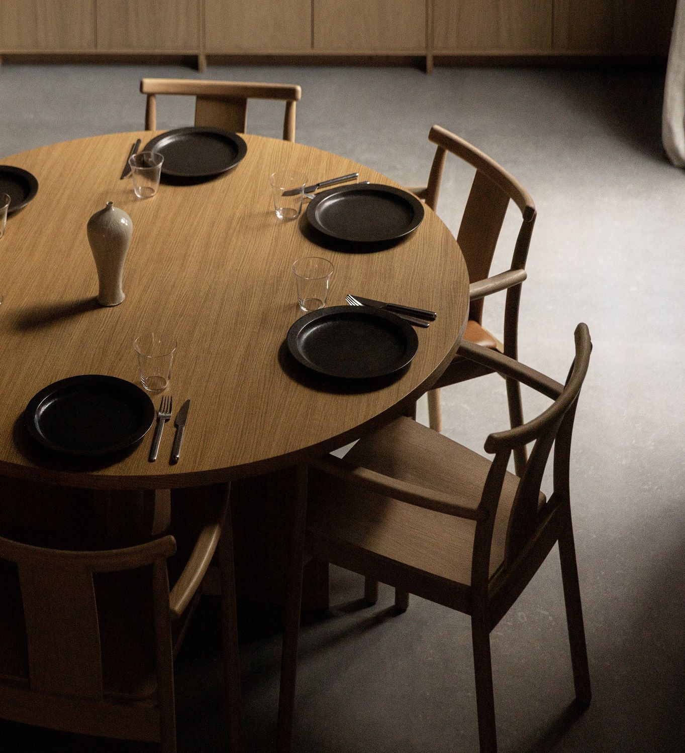 Merkur Dining Chair Stuhl von Audo Copenhagen an einem runden Esstisch mit Gedeck und Dekoration.