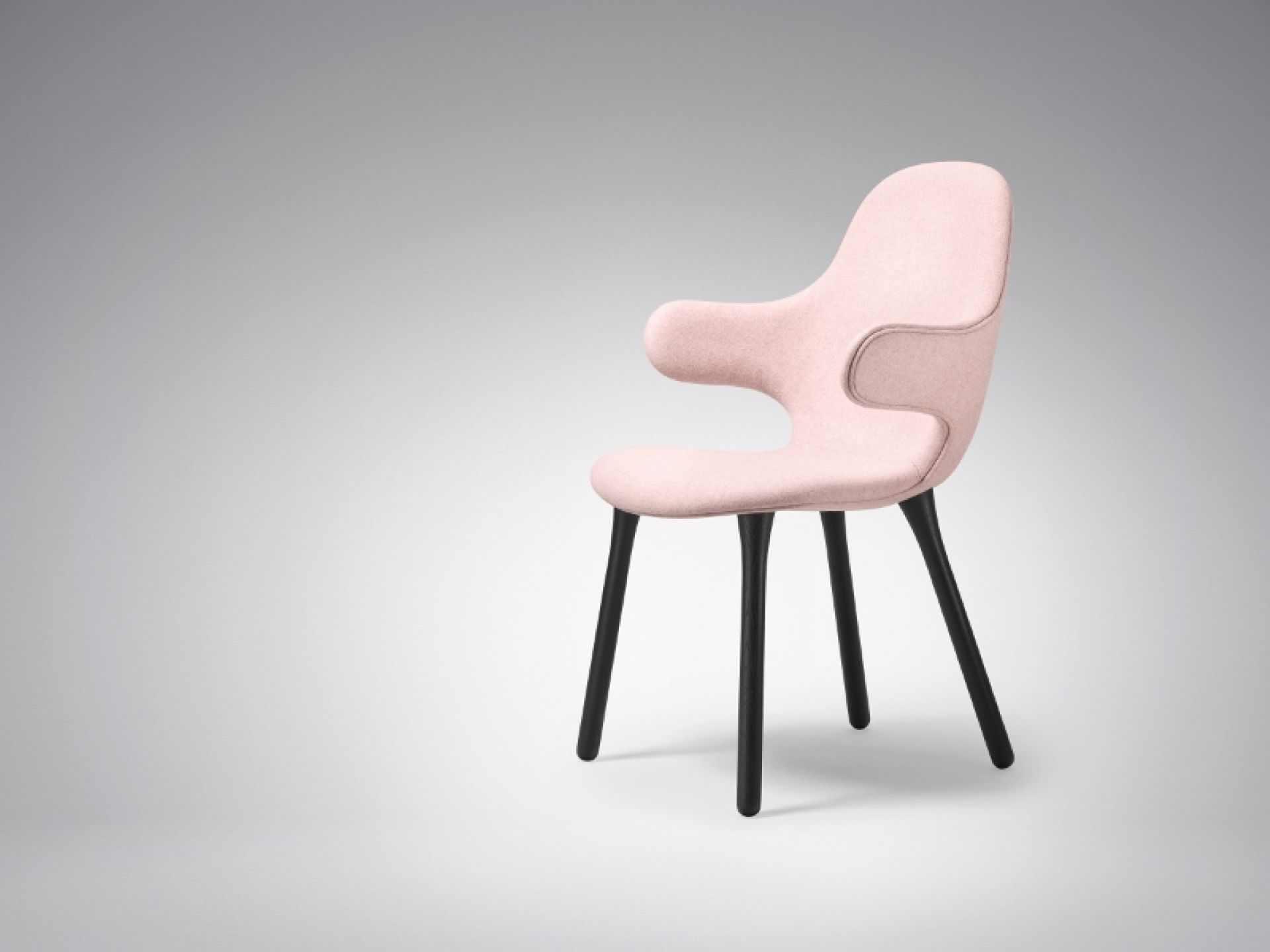 Rosa Catch Chair von AndTradition mit schwarzen Holzbeinen, moderner Design Stuhl für Esszimmer oder Büro.