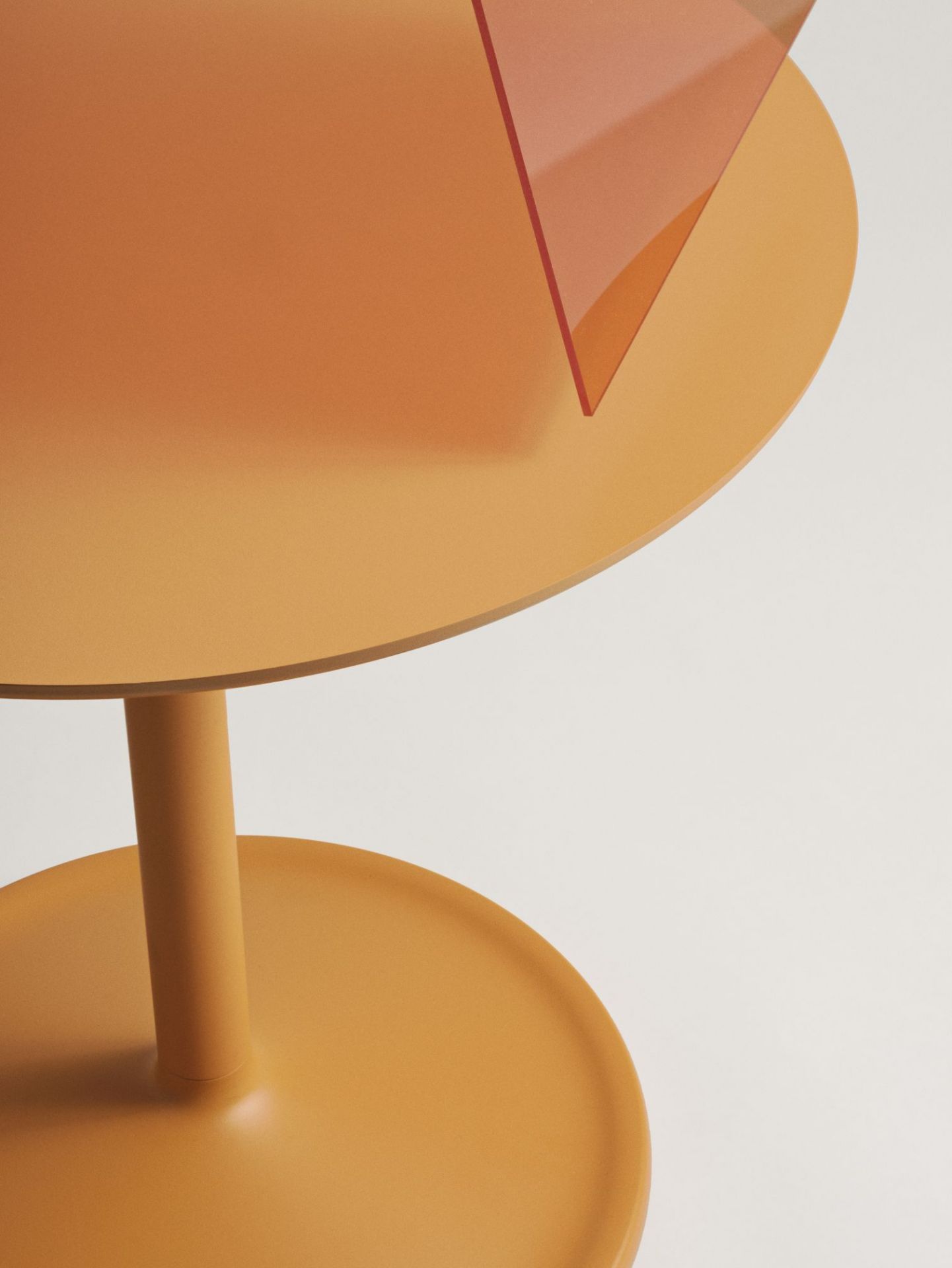 Nahaufnahme des Muuto Soft Side Table Beistelltisches in Senfgelb, modernes Design für Wohnzimmer und Schlafzimmer.