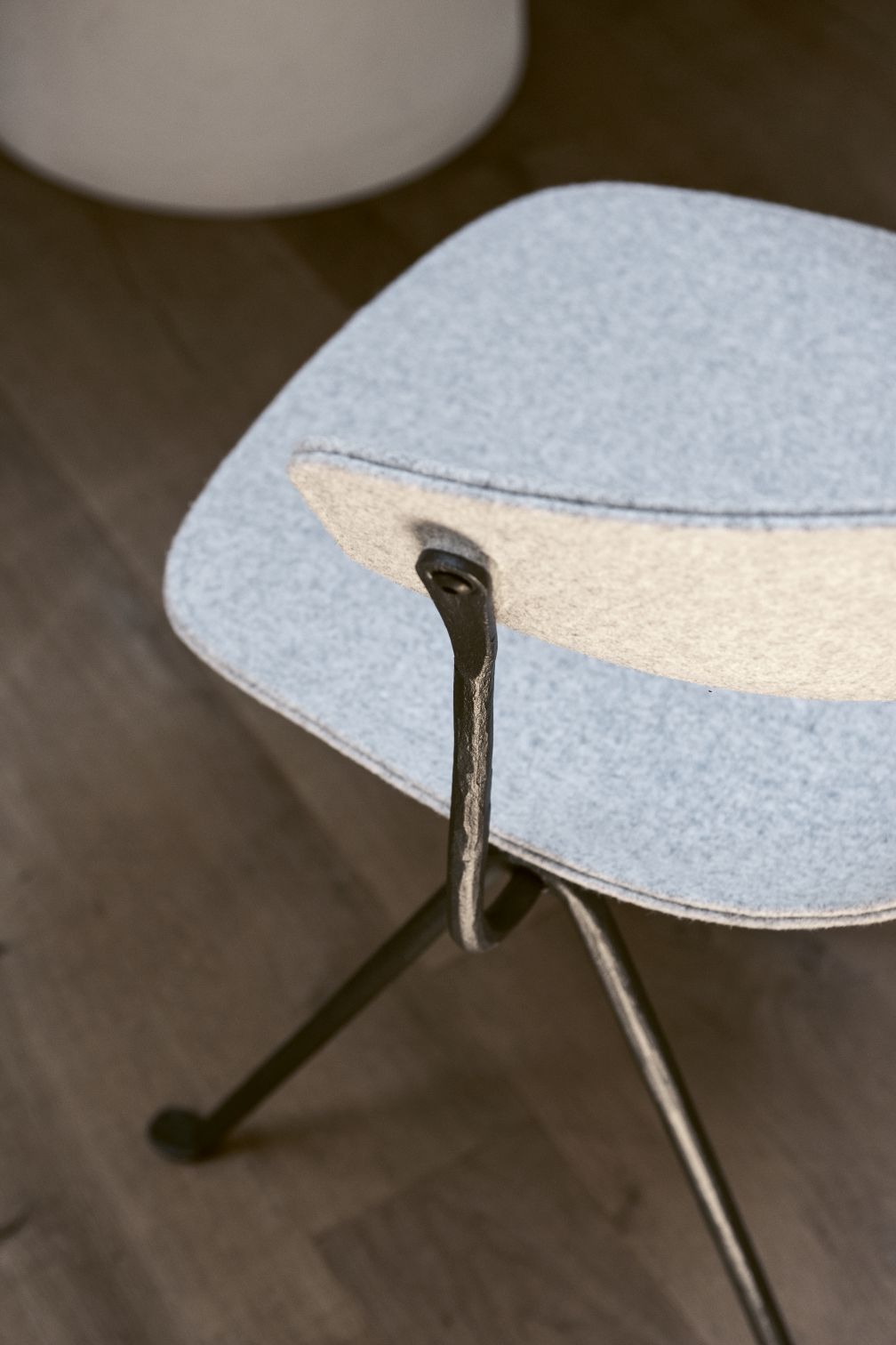Detailaufnahme des Magis Officina Stuhls mit hellblauem Sitz und dunklem Metallgestell.