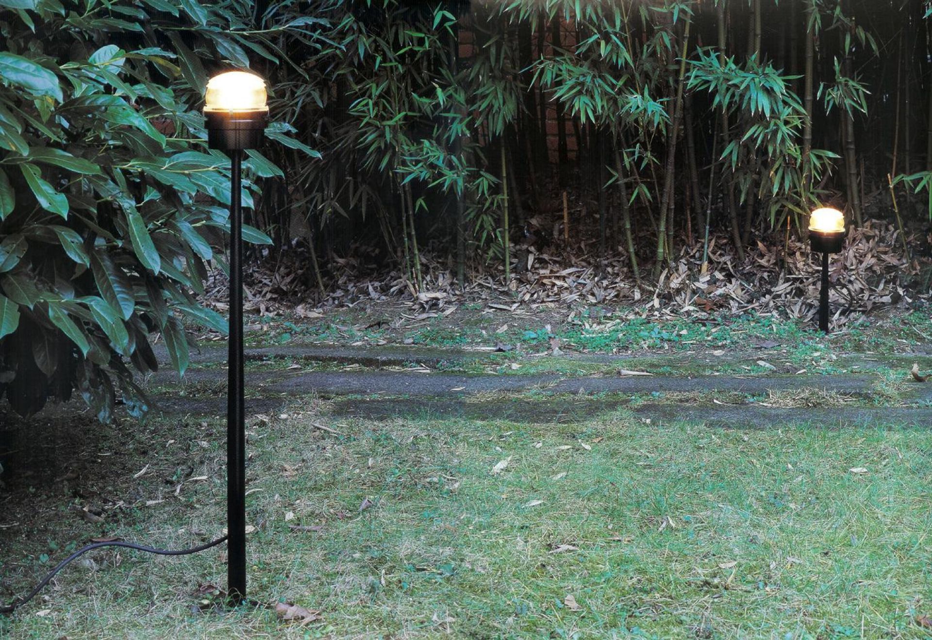 Fresnel Stehleuchte für den Außenbereich, 90 cm, im Garten, stimmungsvolle Gartenbeleuchtung.