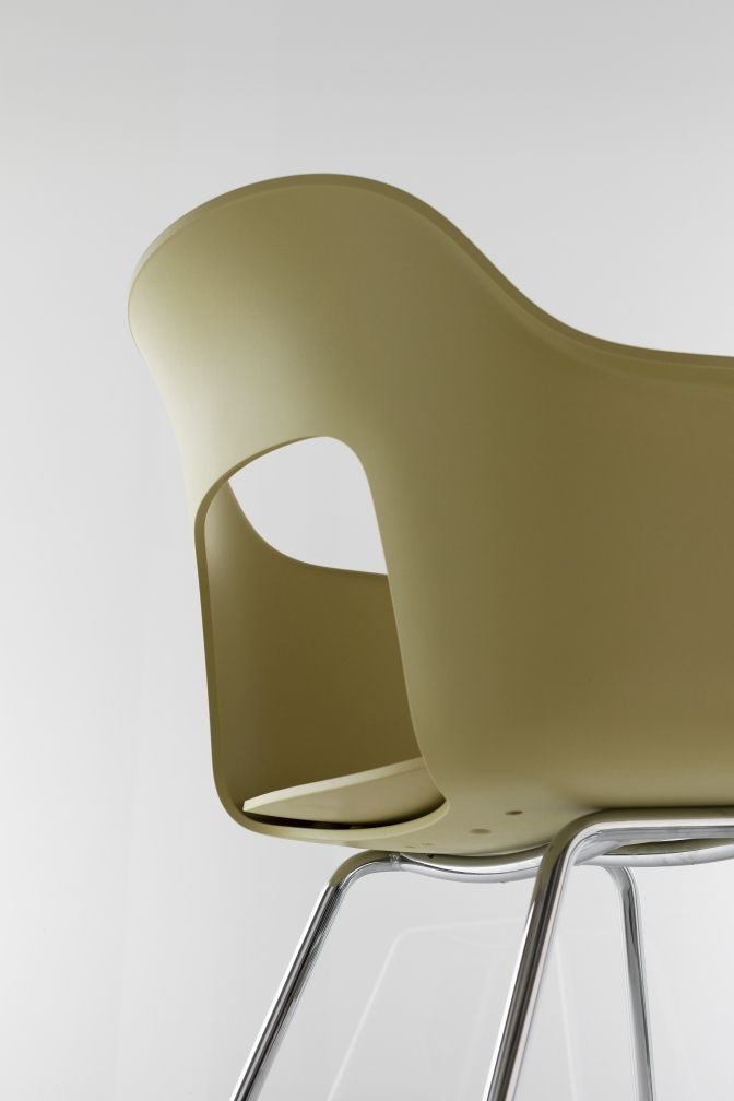 Detailaufnahme des Hay Layout Armchair 222 Armlehnstuhls in Olivgrün mit verchromtem Metallgestell, moderner Designerstuhl.