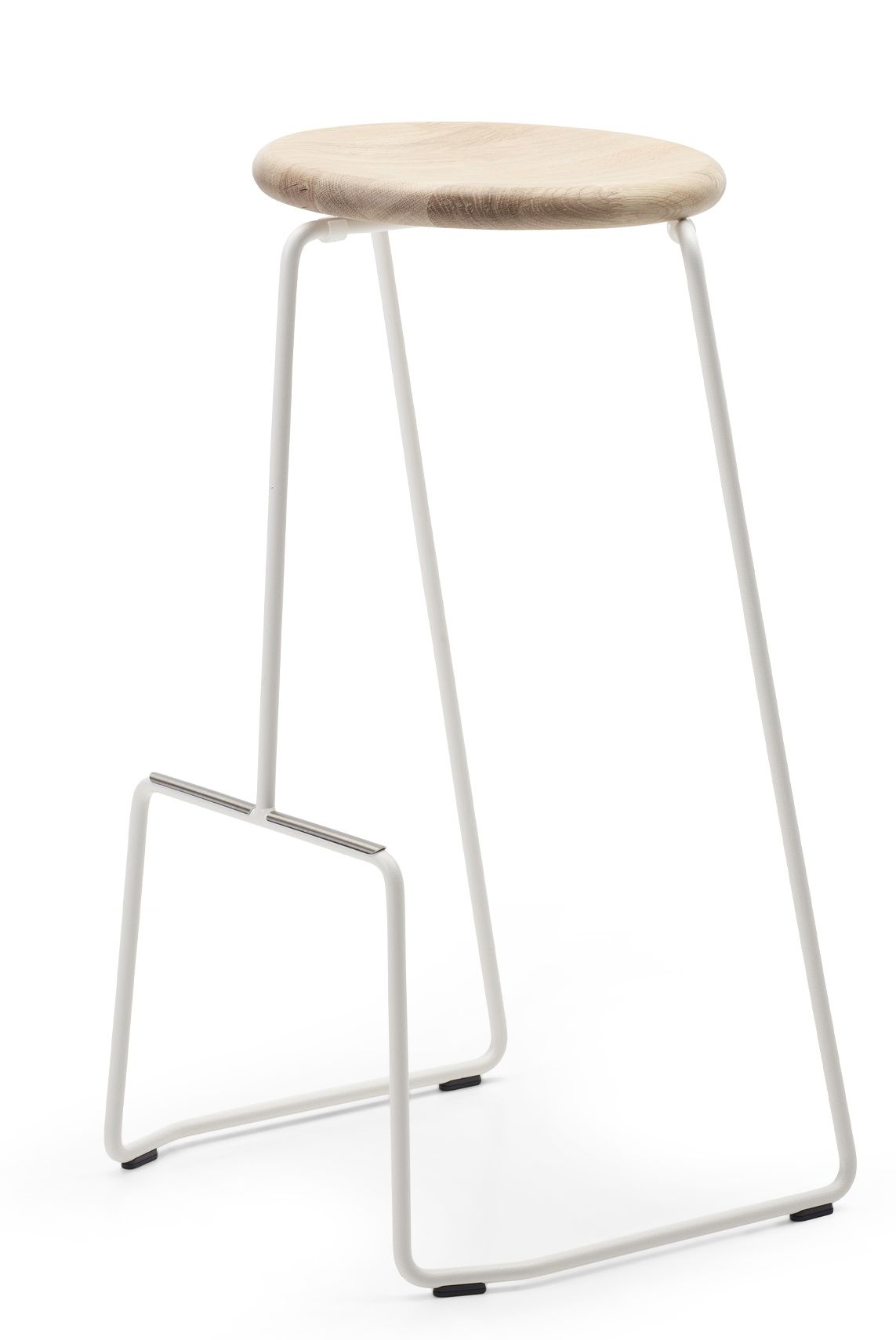 Extremis Tiki Hocker für den Außenbereich, Barhocker mit hellem Holz-Sitz und weißem Stahlgestell.