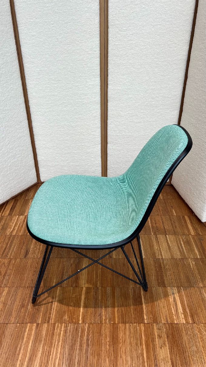 Eames Plastic Side Chair LSR Volledig gestoffeerde stoel Vitra TENTOONSTELLINGSSTUK