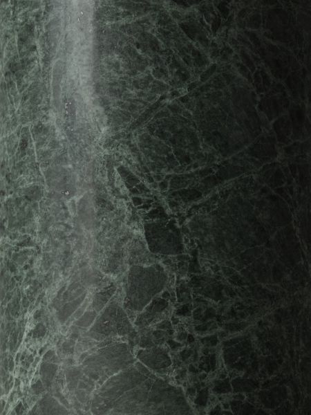 Detailaufnahme des grünen Marmorfußes der Mist AP17 Tischleuchte Guatemale Verde von AndTradition.