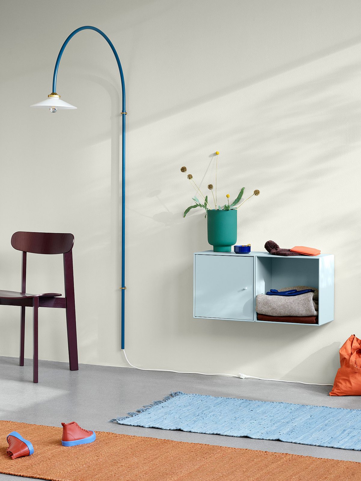 Helles Interieur mit blauem Montana Mini Modul, offen und geschlossen, an der Wand montiert.