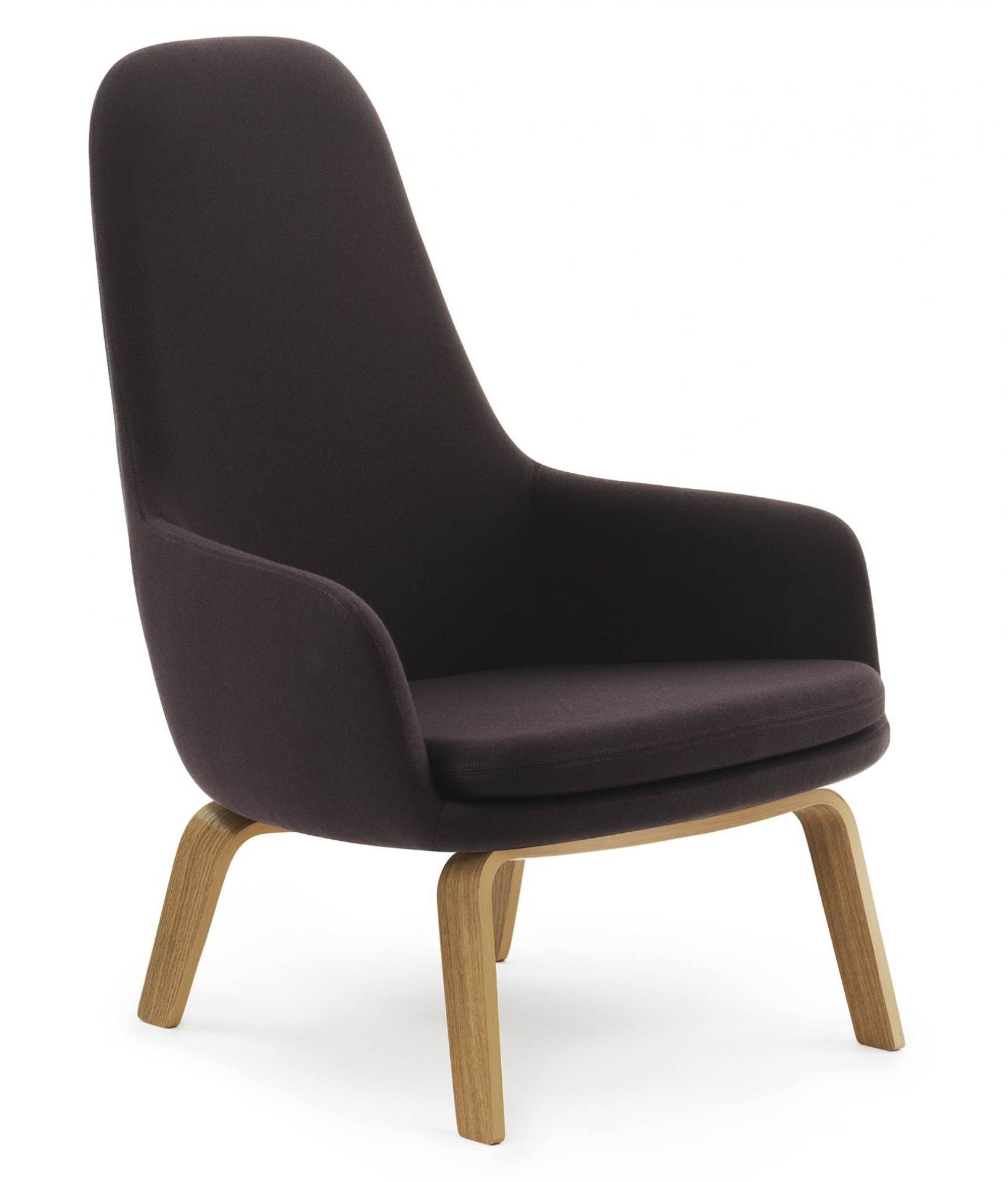 Era Lounge Chair Sessel hoch von Normann Copenhagen in dunklem Lila mit Holzgestell.