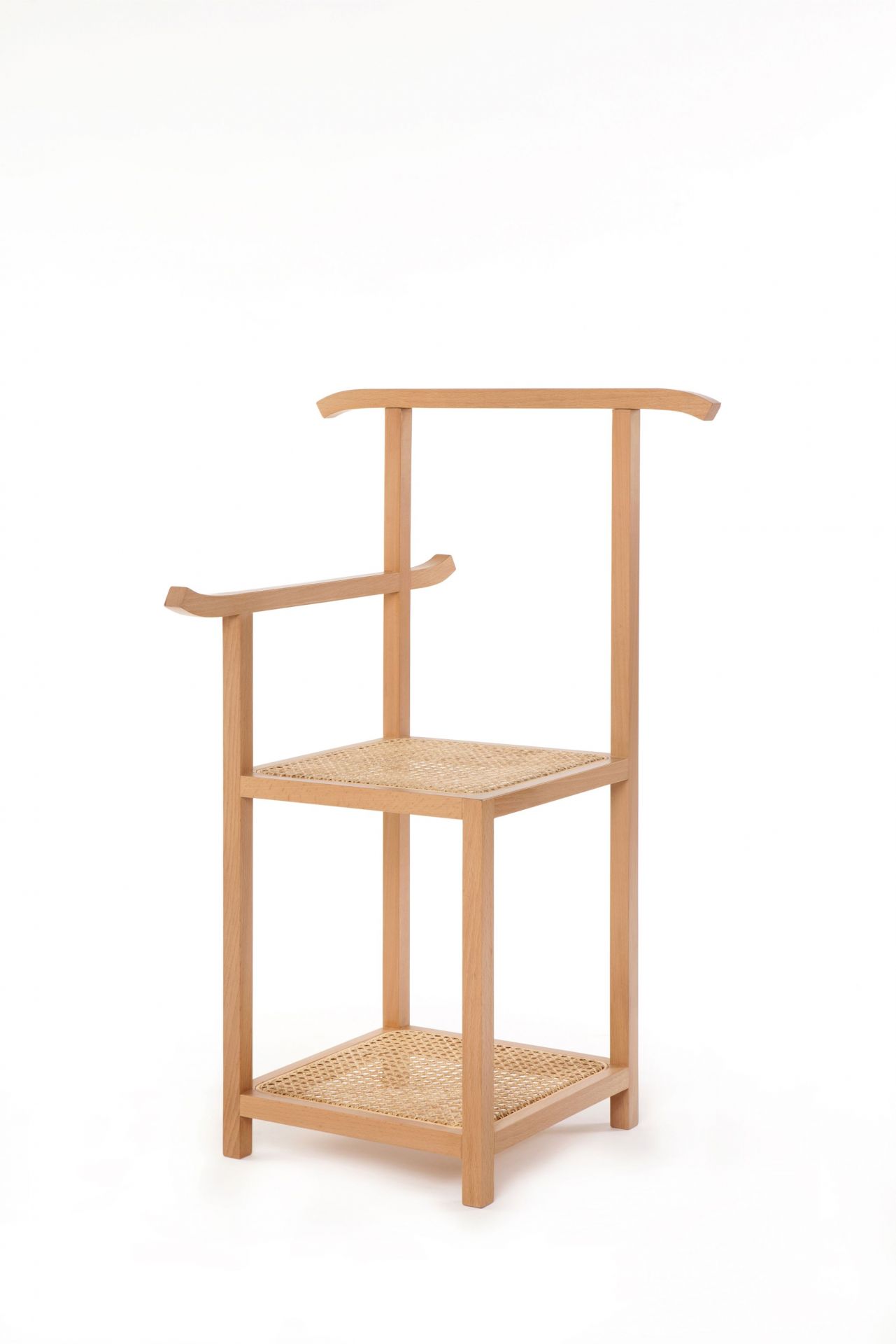 Majordomo Stuhl von Wiener GTV Design: Holzstuhl mit Wiener Geflecht und integriertem Kleiderständer.