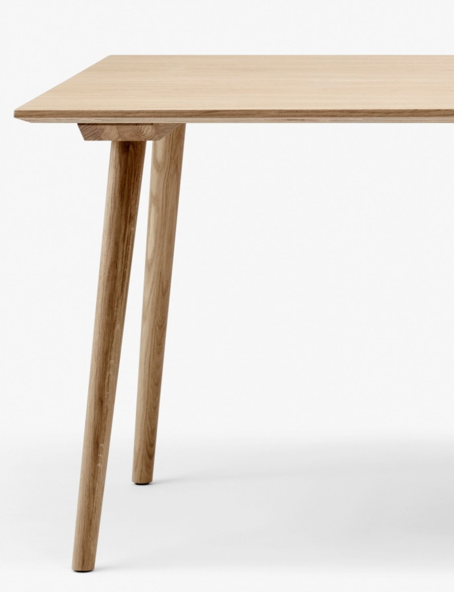 Detailaufnahme des AndTradition In Between Table SK5 aus Eiche, ein moderner Esstisch mit minimalistischem Design.