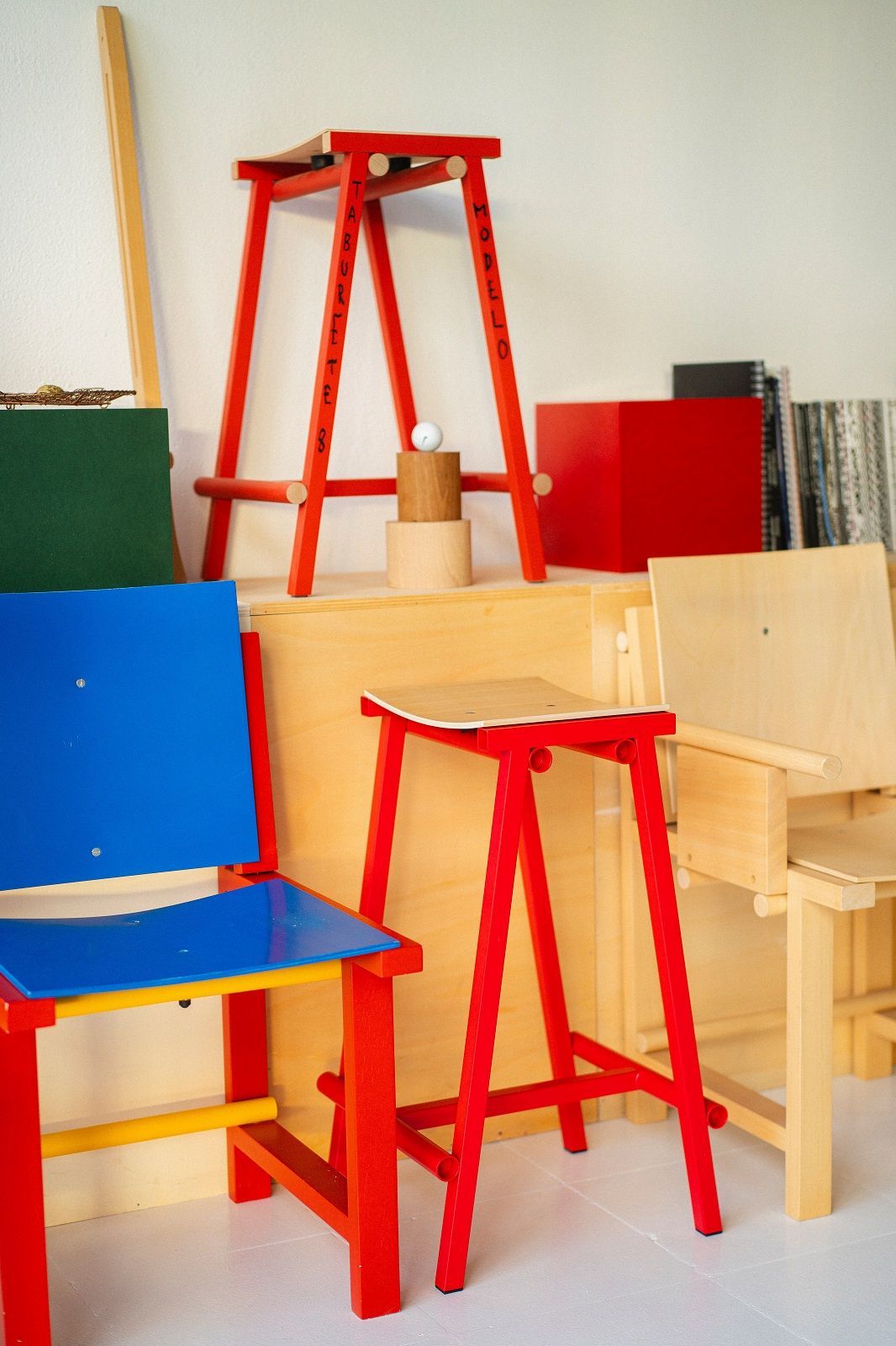 Roter Taburete 8 Bar Stool Barhocker von Hay, moderne Sitzmöbel für Küche und Bar.