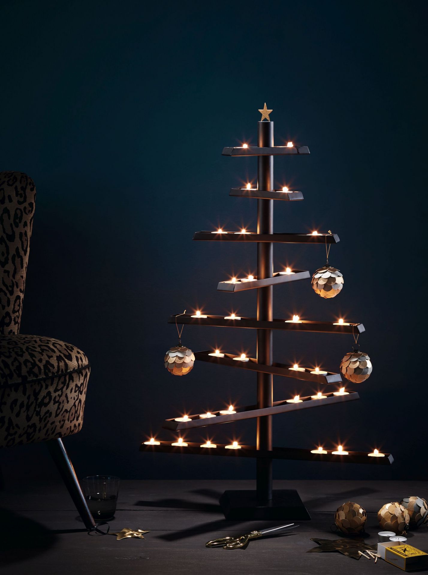 Philippi Soho Weihnachtsbaum für Teelichter, moderner Adventskranz mit Teelichtern und Christbaumkugeln.