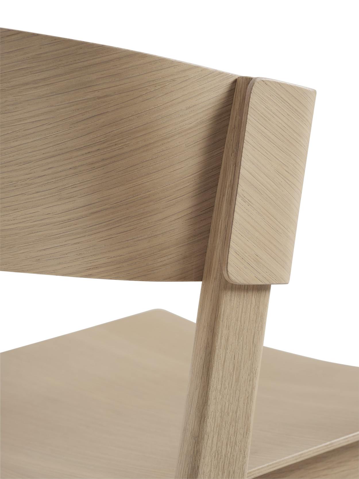 Detailaufnahme des Muuto Cover Side Chair Stuhls aus hellem Holz, modernes skandinavisches Design.