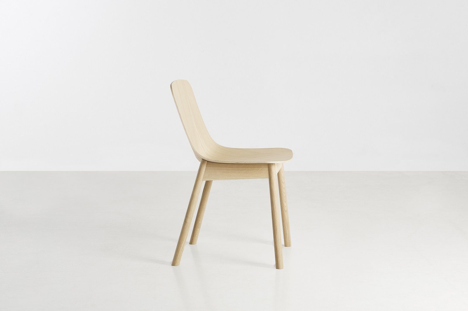 Mono Dining Chair Stuhl von Woud, helles Holz, minimalistisches Design, Seitenansicht.