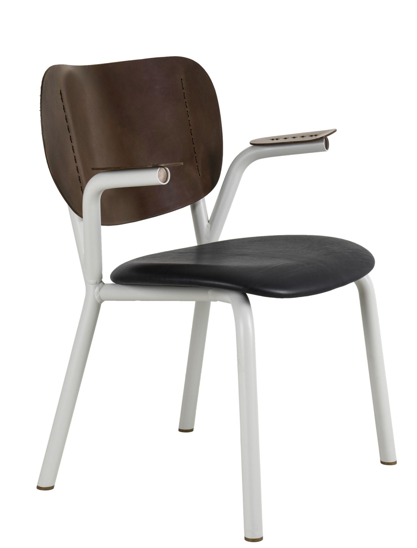 Emil Rosi Armchair Stuhl von Functionals mit brauner Rückenlehne, schwarzen Sitz und weißen Armlehnen.