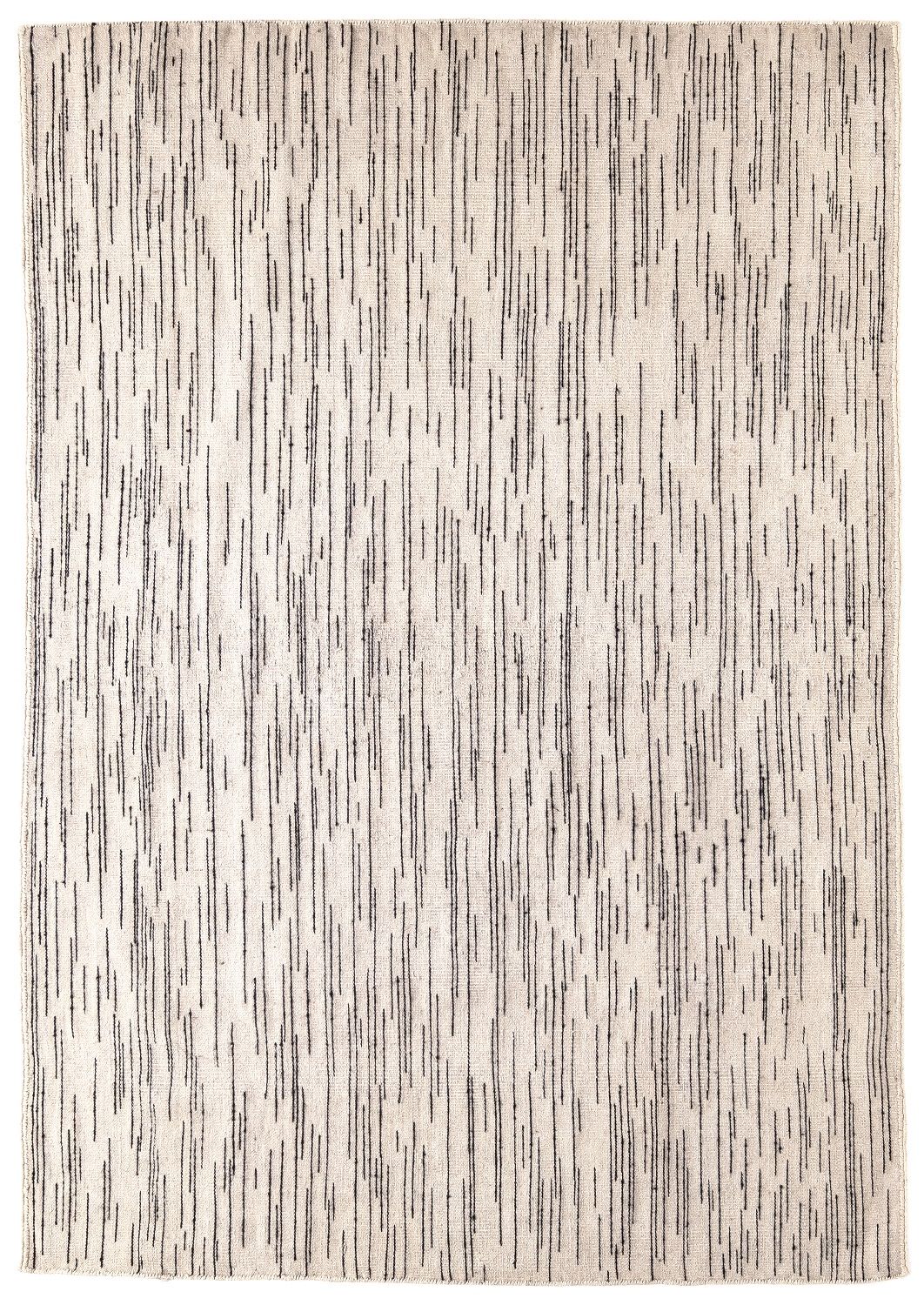 Nanimarquina Teppich mit abstraktem Muster aus feinen, vertikalen Linien in Schwarz und Beige.
