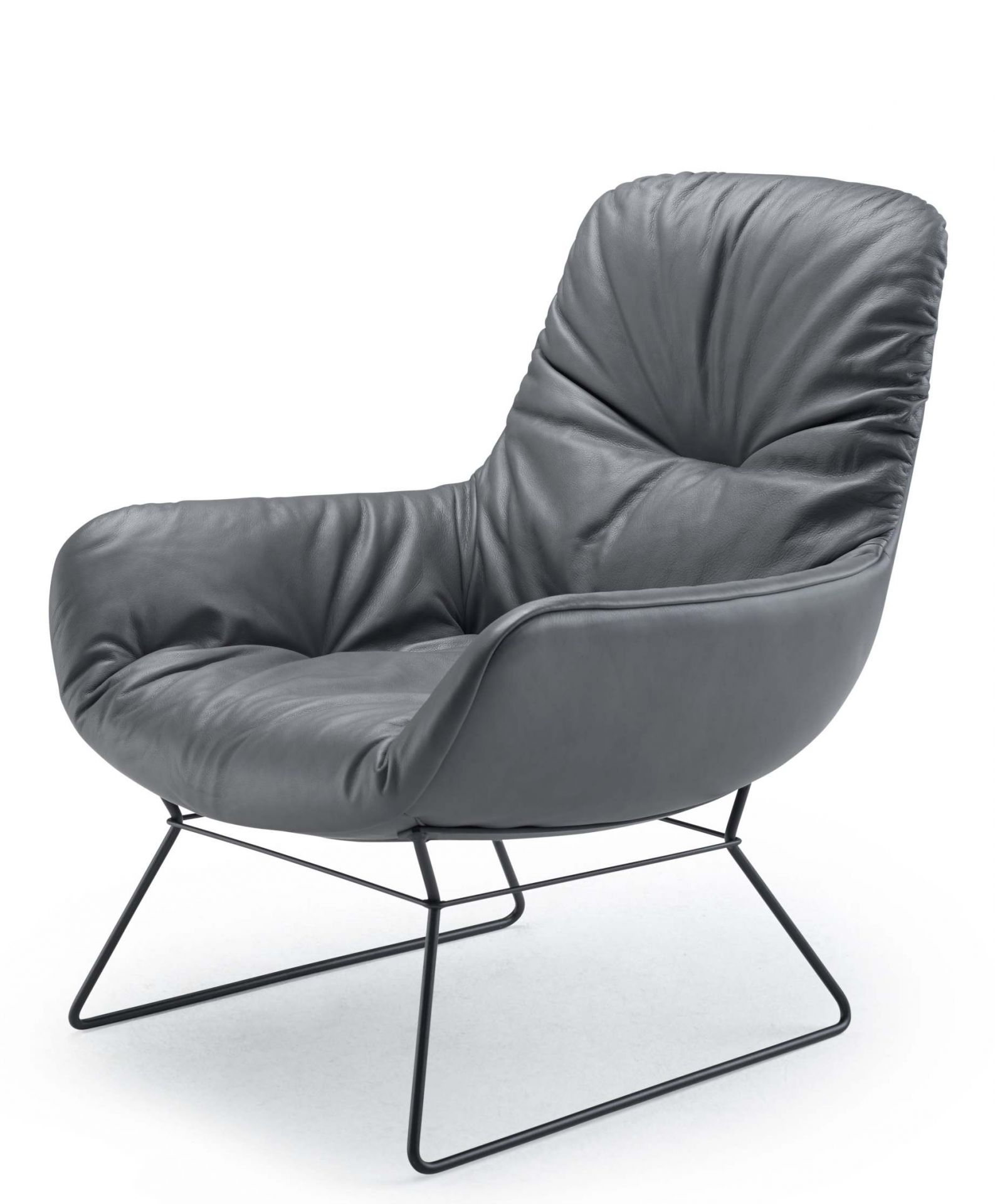 Grauer Leya Lounge Chair von Freifrau Manufaktur mit schwarzem Metallgestell auf weißem Hintergrund.