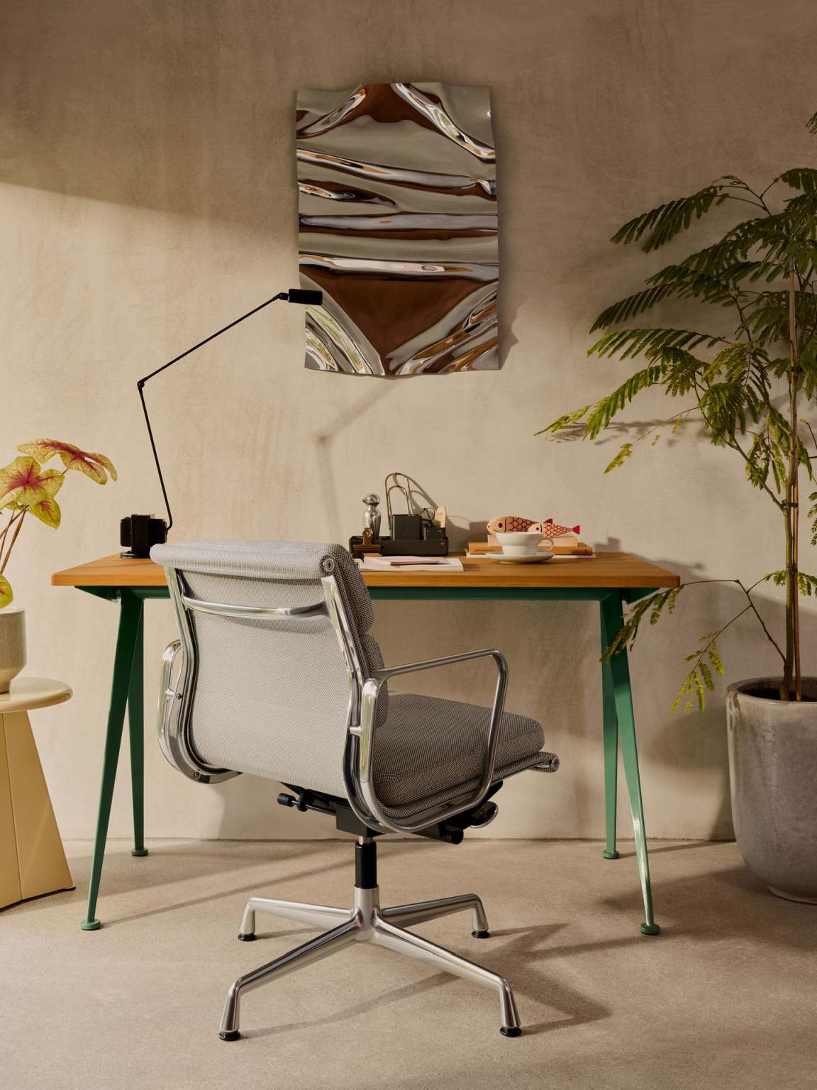 Vitra Soft Pad Chair EA 231 in Grau, Bürostuhl mit Aluminiumgestell und weicher Polsterung.