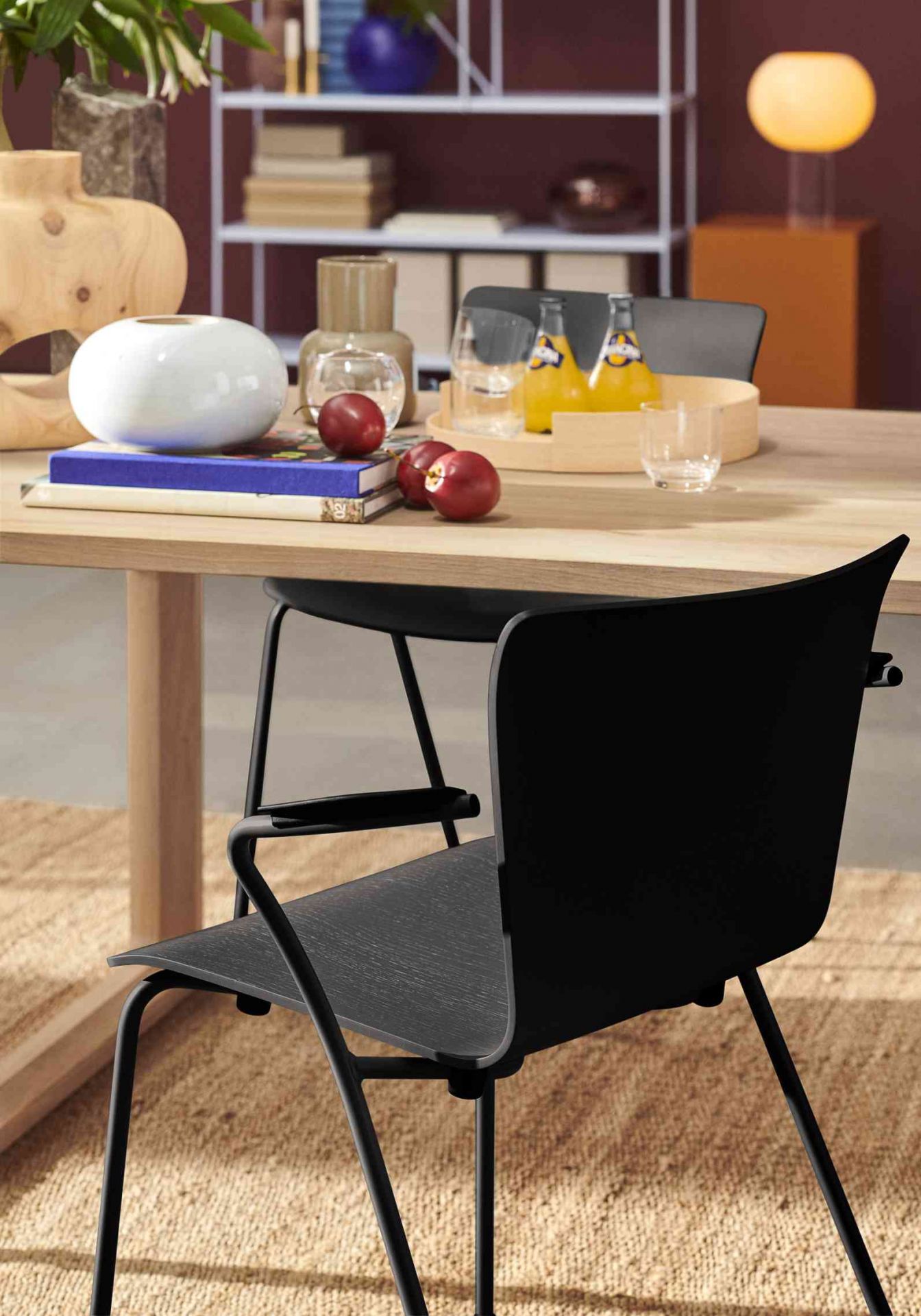 Fritz Hansen Essay Tisch mit schwarzem Stuhl im Esszimmer, moderne Möbel und Dekoration.