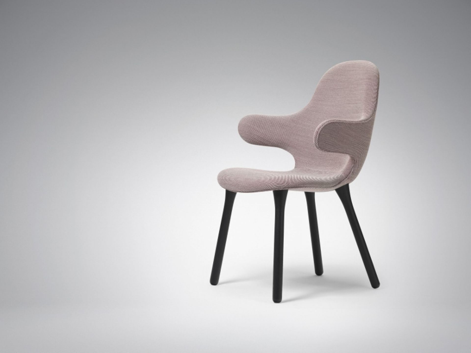 AndTradition Catch Chair JH1 Stuhl, rosa Stoffbezug, schwarze Holzbeine, modernes Design für Esszimmer und Wohnbereich.