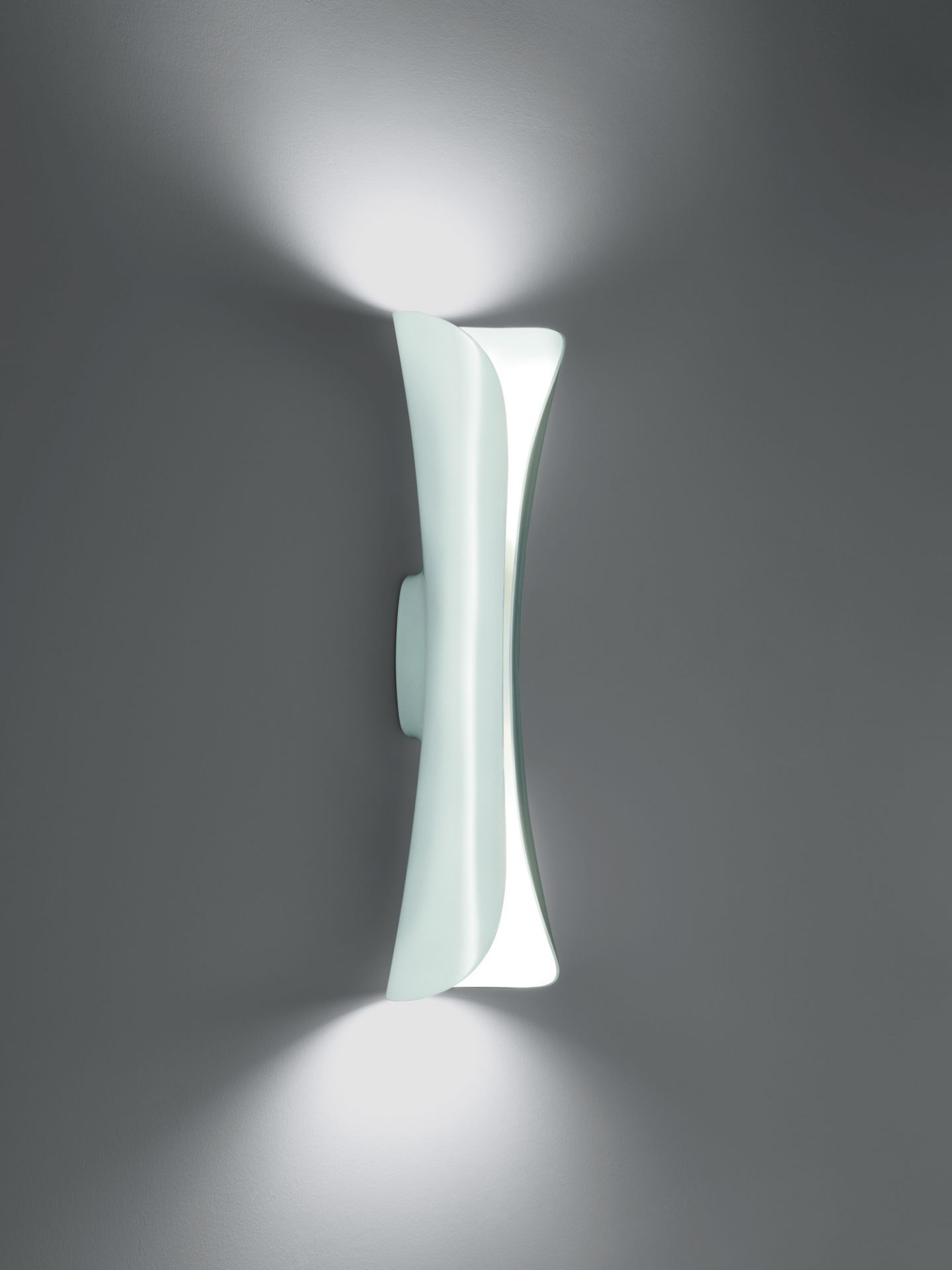 Weiße Cadmo LED Wandleuchte von Artemide, indirekte Beleuchtung für Wohnzimmer und Schlafzimmer.