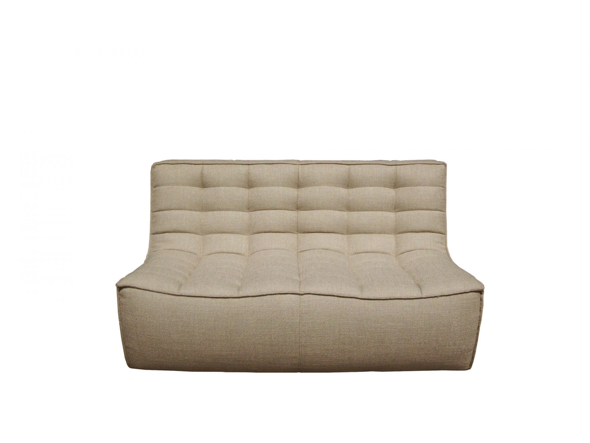 N701 Sofa von Ethnicraft, 2-Sitzer in Beige mit Knopfheftung, modernes Design für Wohnzimmer.