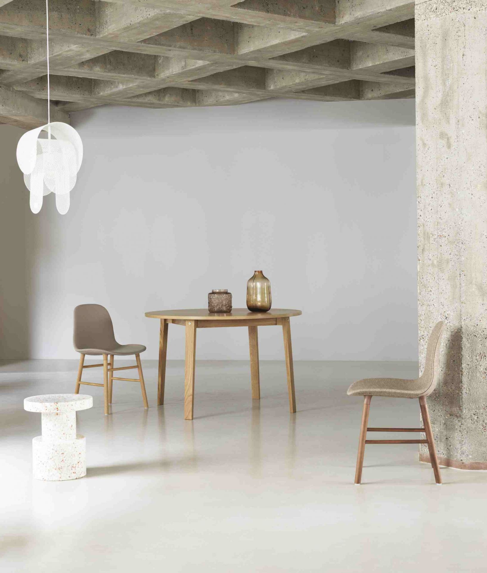 Normann Copenhagen Bit Stool Hocker im modernen Esszimmer mit Holztisch und Stühlen.