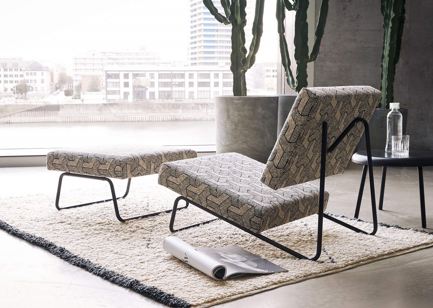 Lounge Chair Hirche Sessel von Richard Lampert mit Hocker auf Teppich vor Fenster.