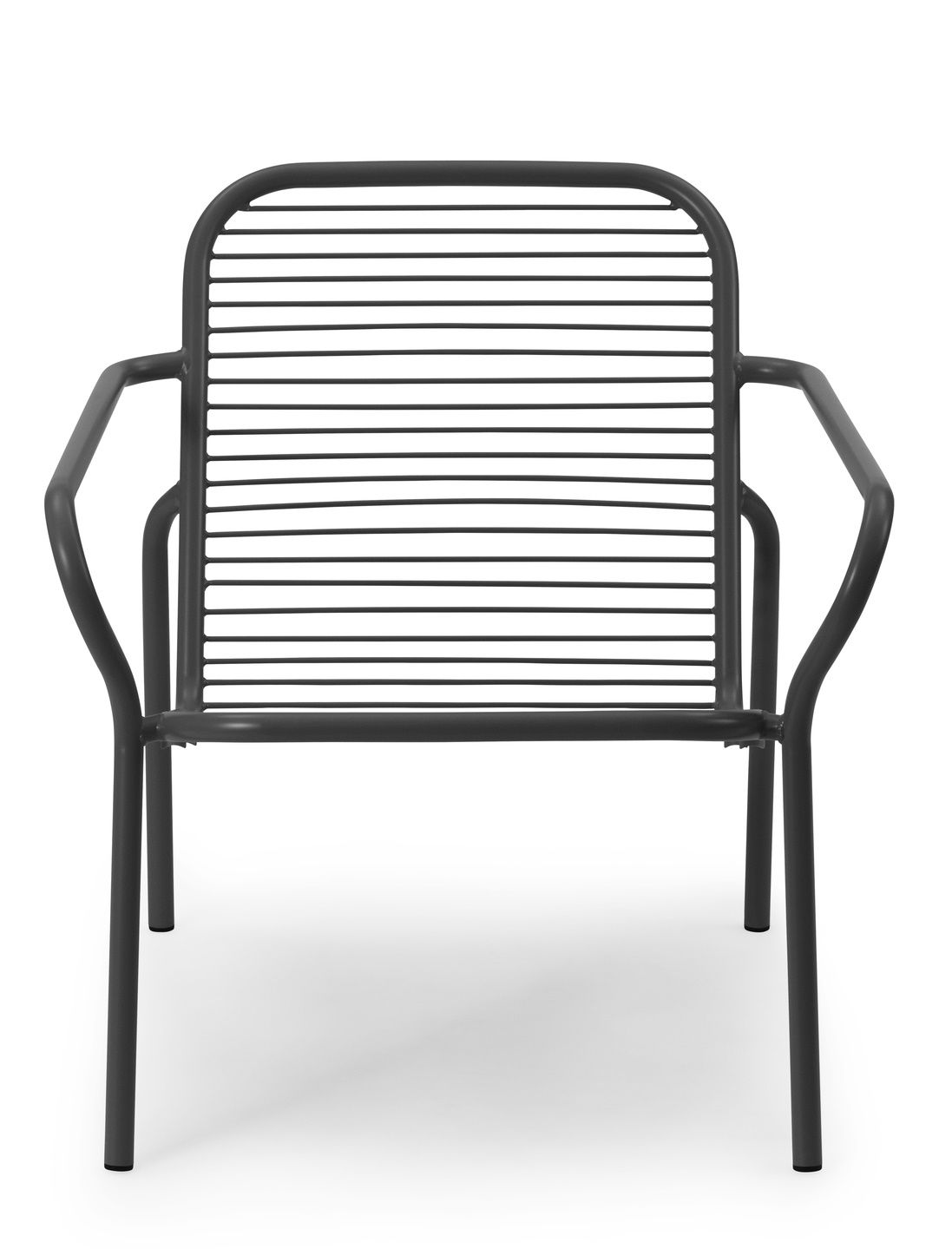 Frontansicht des grauen Vig Lounge Chair Sessels von Normann Copenhagen für den Außenbereich.