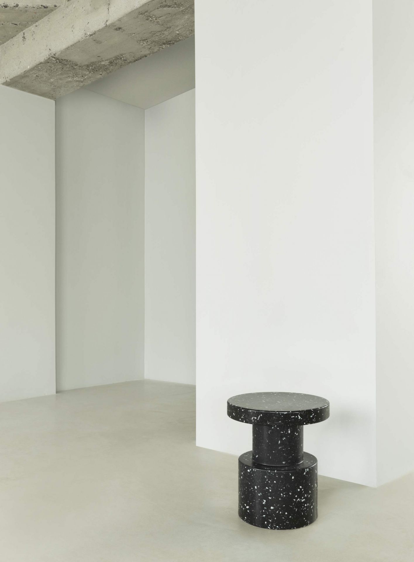 Normann Copenhagen Bit Stool Hocker in Schwarz-Weiß-Optik, moderner Beistelltisch und Sitzgelegenheit für stilvolles Wohnen.
