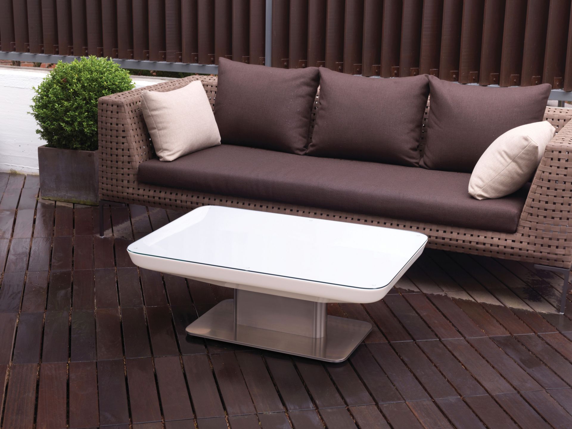 Studio 45 Tisch von Moree, ein moderner Indoor-Tisch mit weißer Platte und Metallfuß.