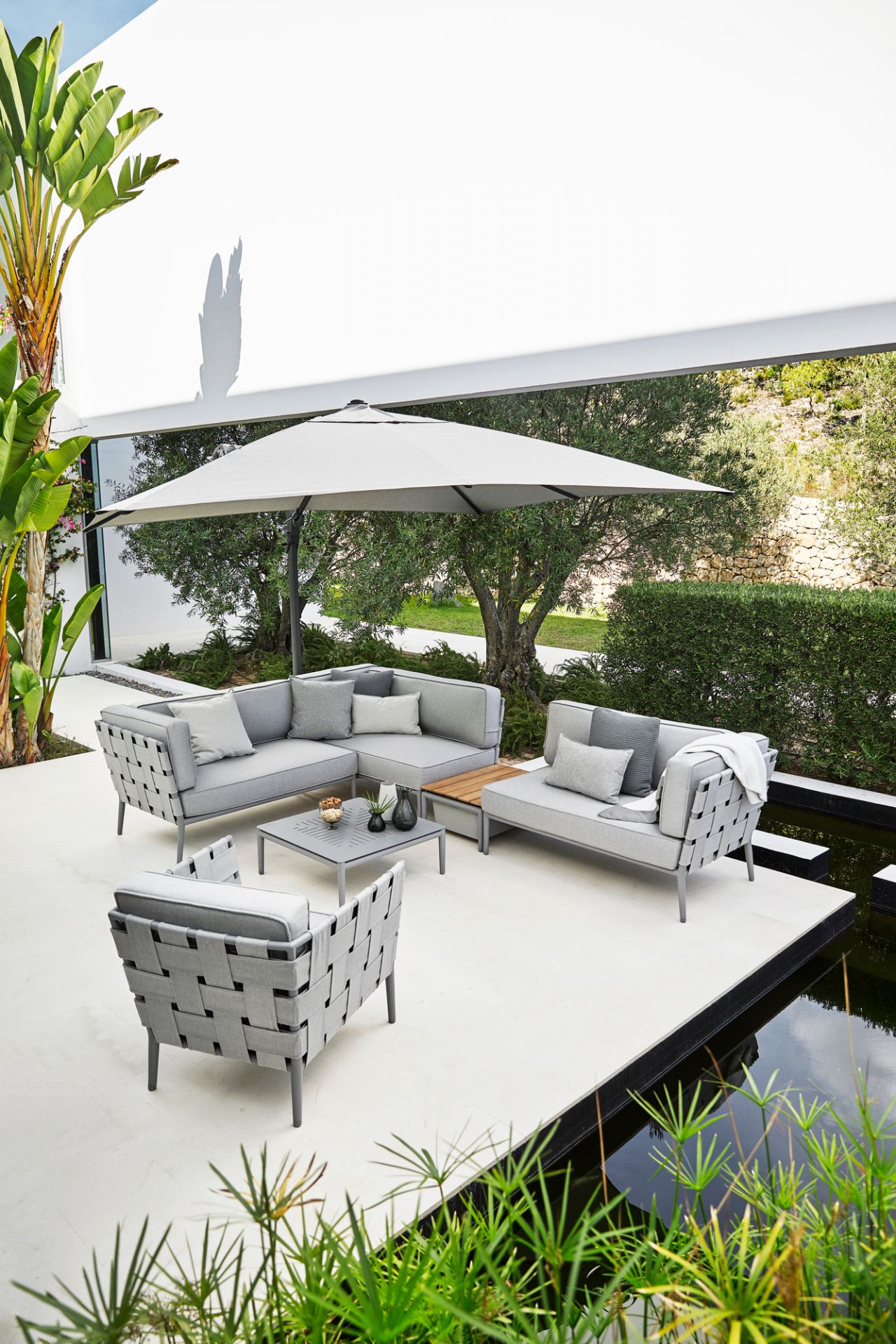 Conic AirTouch 2-Sitzer Modulsofa links von Cane-Line in hellgrau für den Outdoor-Bereich.