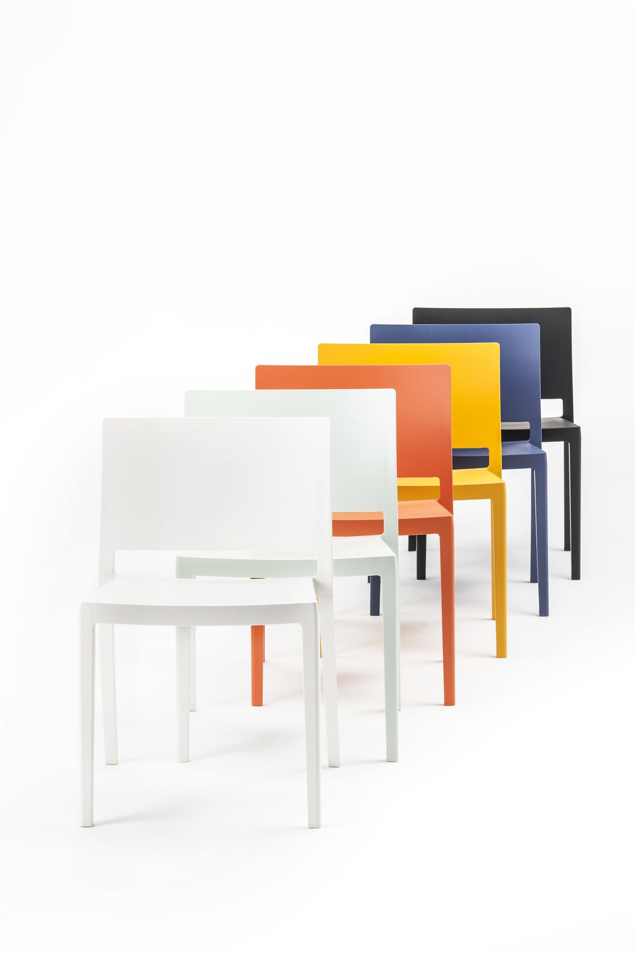 Lizz Stuhlset von Kartell in verschiedenen Farben, modernes Design für Esszimmer und Küche.