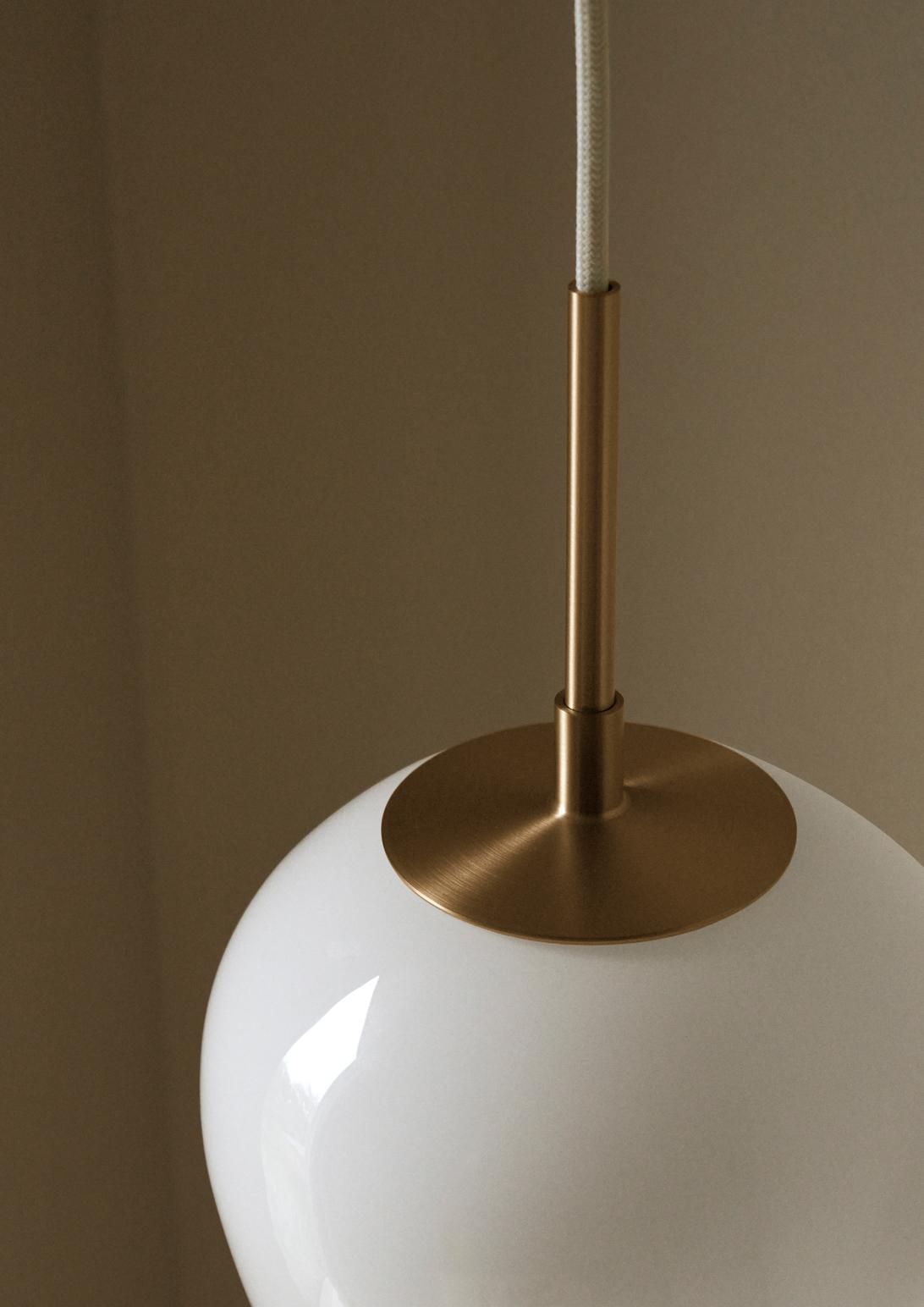 Detailaufnahme der Tulip Pendelleuchte von Carl Hansen & Søn mit weißem Glasschirm und Messingdetails.