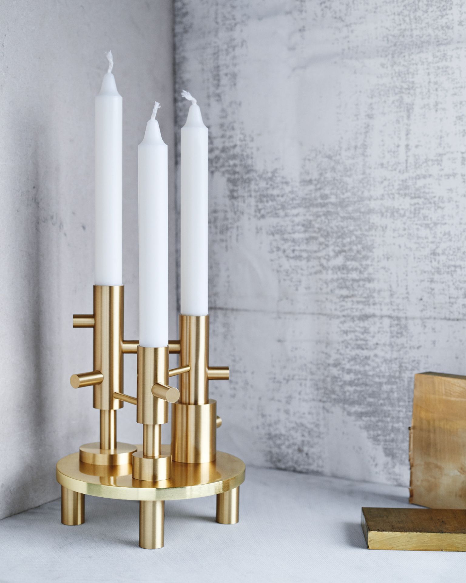Goldener Fritz Hansen Kerzenhalter für drei Stabkerzen, modernes Design, Wohnaccessoire.