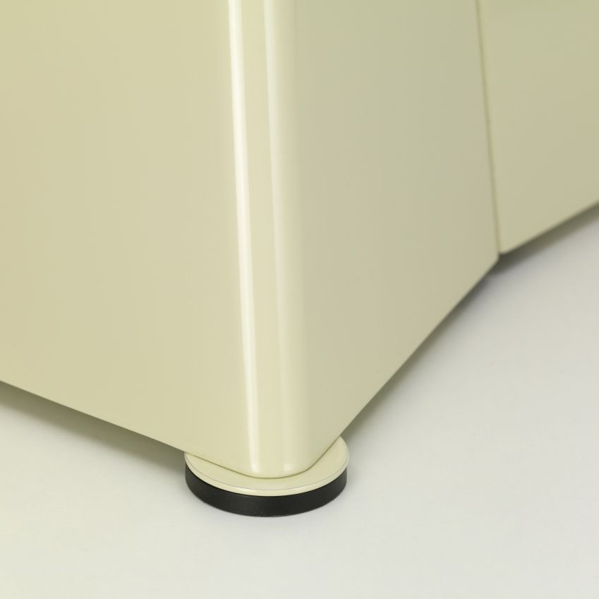 Detailaufnahme vom Fuß des beigen Vitra Tabouret Métallique Hockers, der auf einem weißen Untergrund steht.