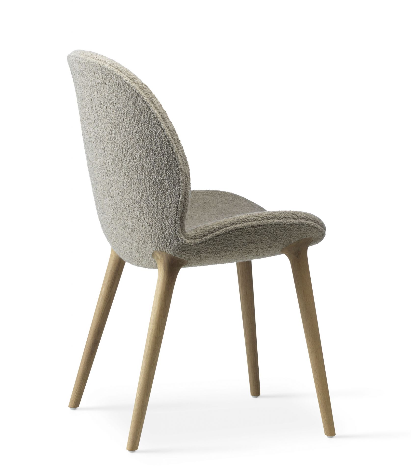 Lodge Stuhl Vipp mit beigem Bouclé-Bezug und hellen Holzbeinen, seitliche Ansicht. Design Stuhl für Esszimmer.