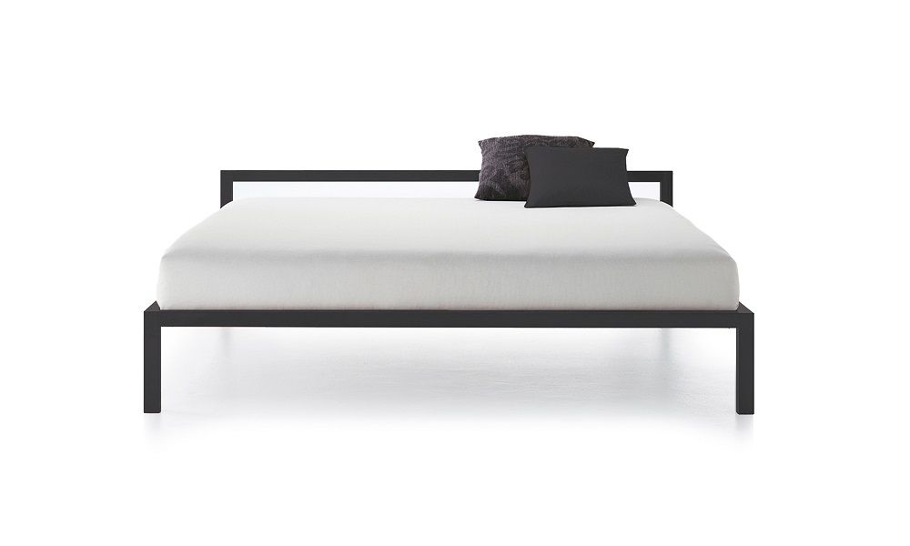 Schlichtes Bettgestell aus Aluminium mit Lattenrost und zwei Kissen. MDF Italia Bett.