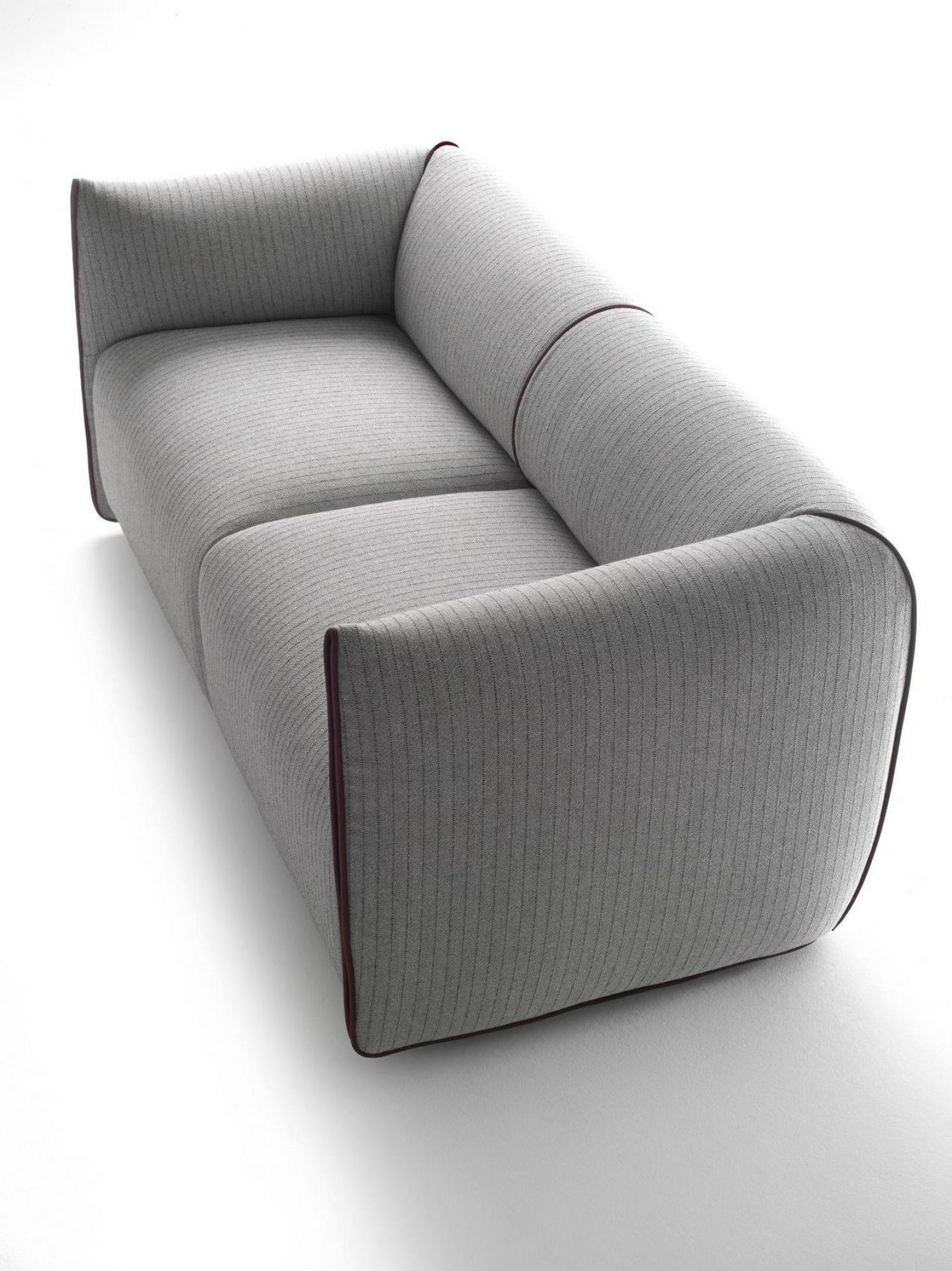 Graues Mia Sofa 2-Sitzer von MDF Italia mit feiner Streifenstruktur und roter Keder.