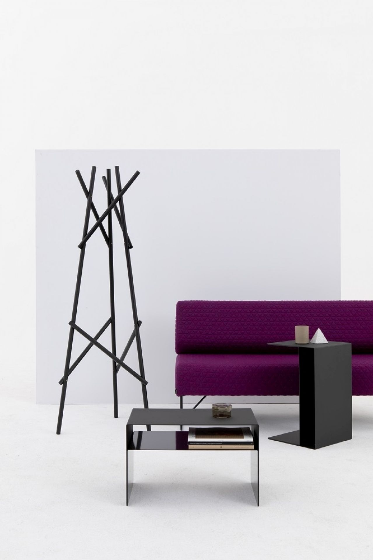 Moderner Kendo Garderobeständer von Cascando in Schwarz, stilvolles Design für Flur und Büro.