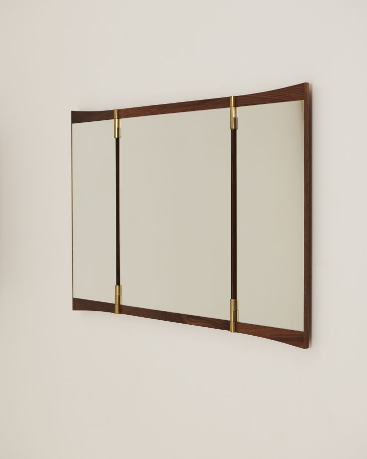 Gubi Vanity Wall Mirror 3, dreiteiliger Wandspiegel mit Holzrahmen und Messingdetails.