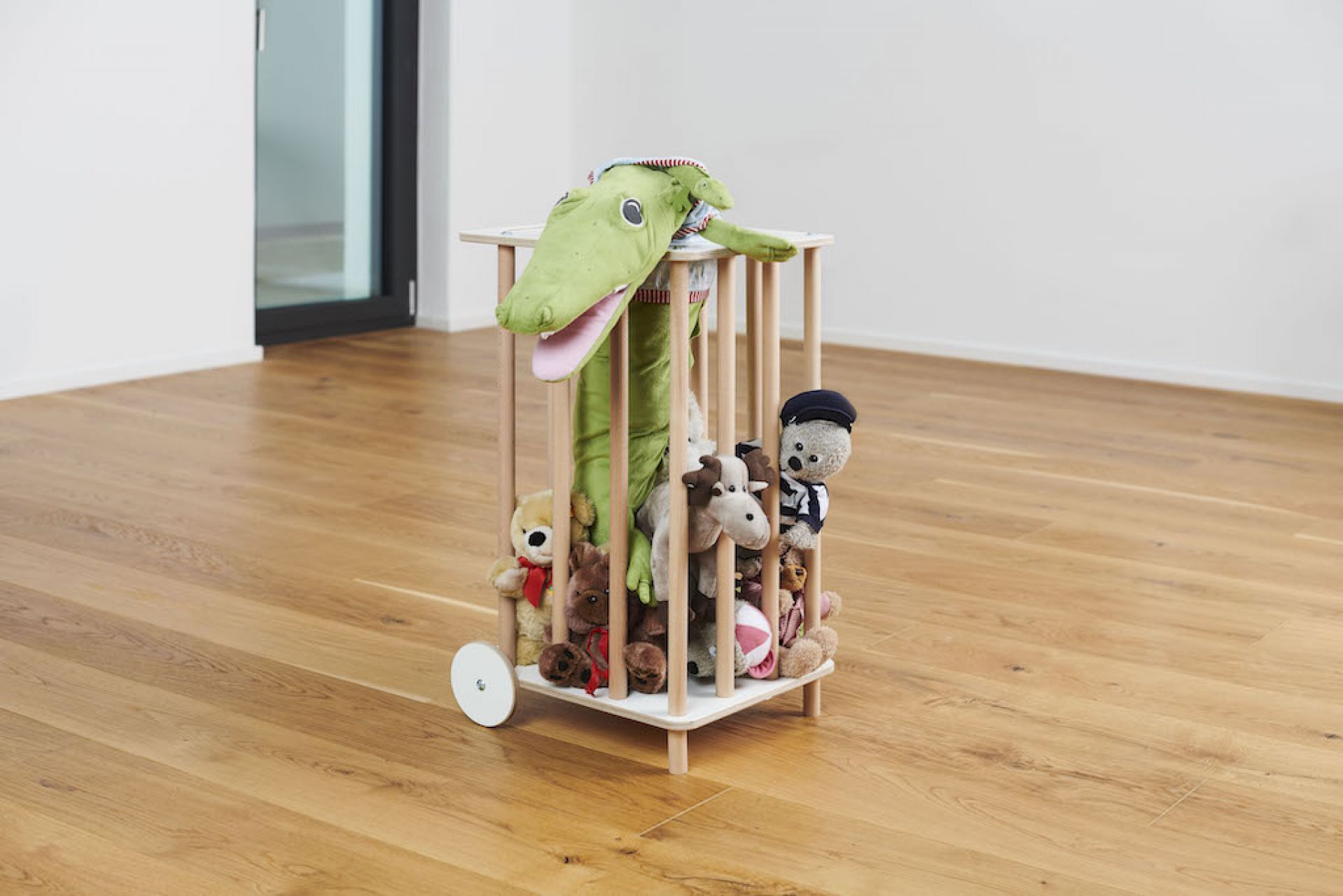 Tojo Kids Zoo Plüschtierkarren aus Holz, gefüllt mit Kuscheltieren wie Bären und einem Krokodil.