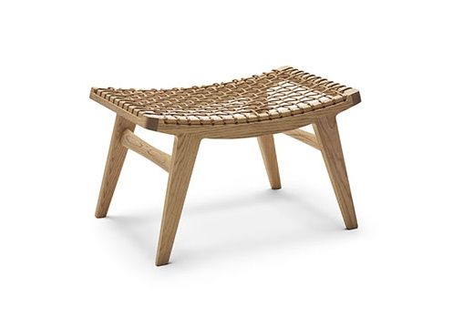 Klismos Hocker von Knoll International: Holz Hocker mit geflochtener Sitzfläche und Filzgleitern.