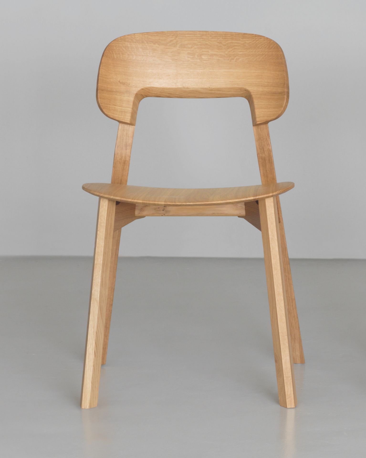 Nonoto Holzstuhl aus Eiche: Frontansicht des hellen Holzstuhls mit minimalistischem Design.