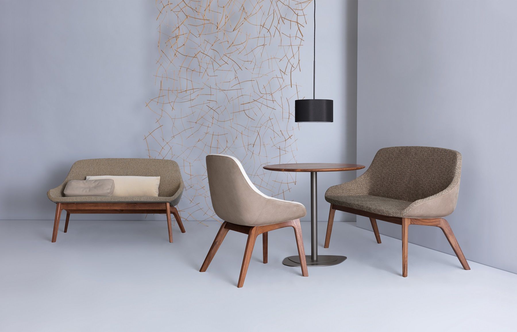 Morph Duo Sofa mit Esstisch und Stühlen in modernem Design für Esszimmer.