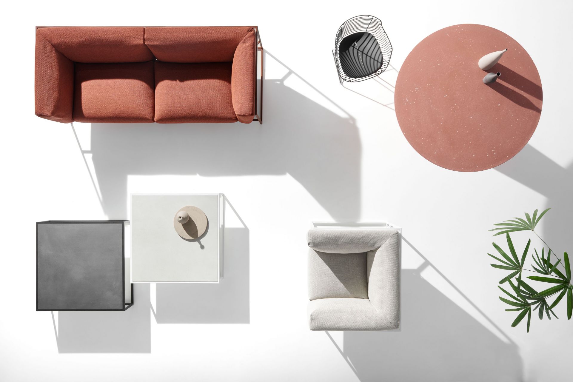 Draufsicht: Arpa Outdoor Sofa, Sessel, Tische und Pflanze auf weißem Hintergrund, modernes Gartenmöbel-Set.
