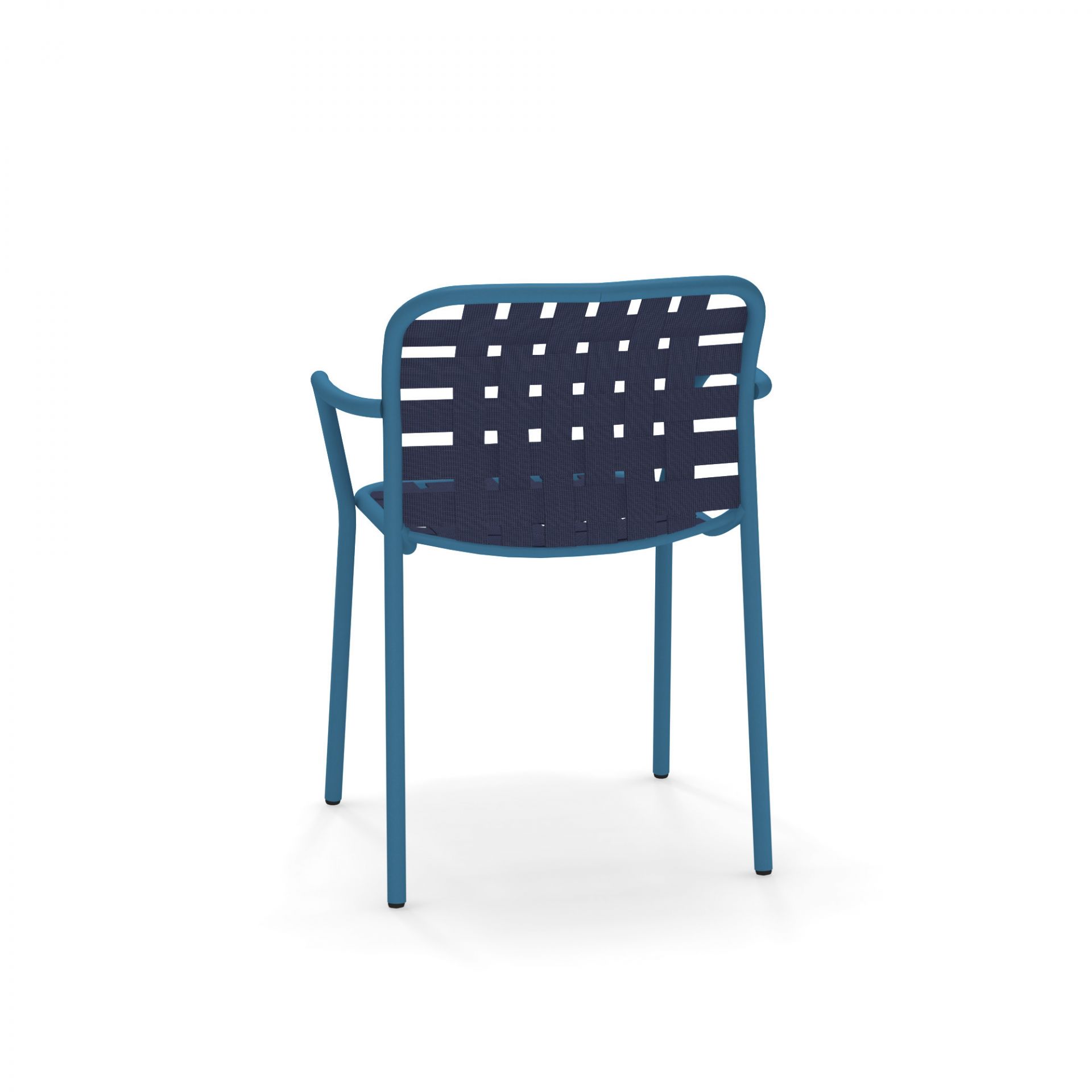 Rückansicht des blauen Yard Armlehnenstuhls von emu mit geflochtener Sitzfläche und Rückenlehne für den Außenbereich.