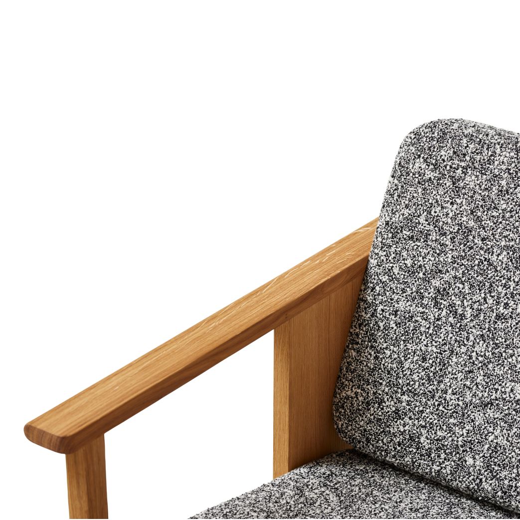 Detailaufnahme: Form & Refine Block Lounge Sessel mit Holzrahmen und grau meliertem Bezug.