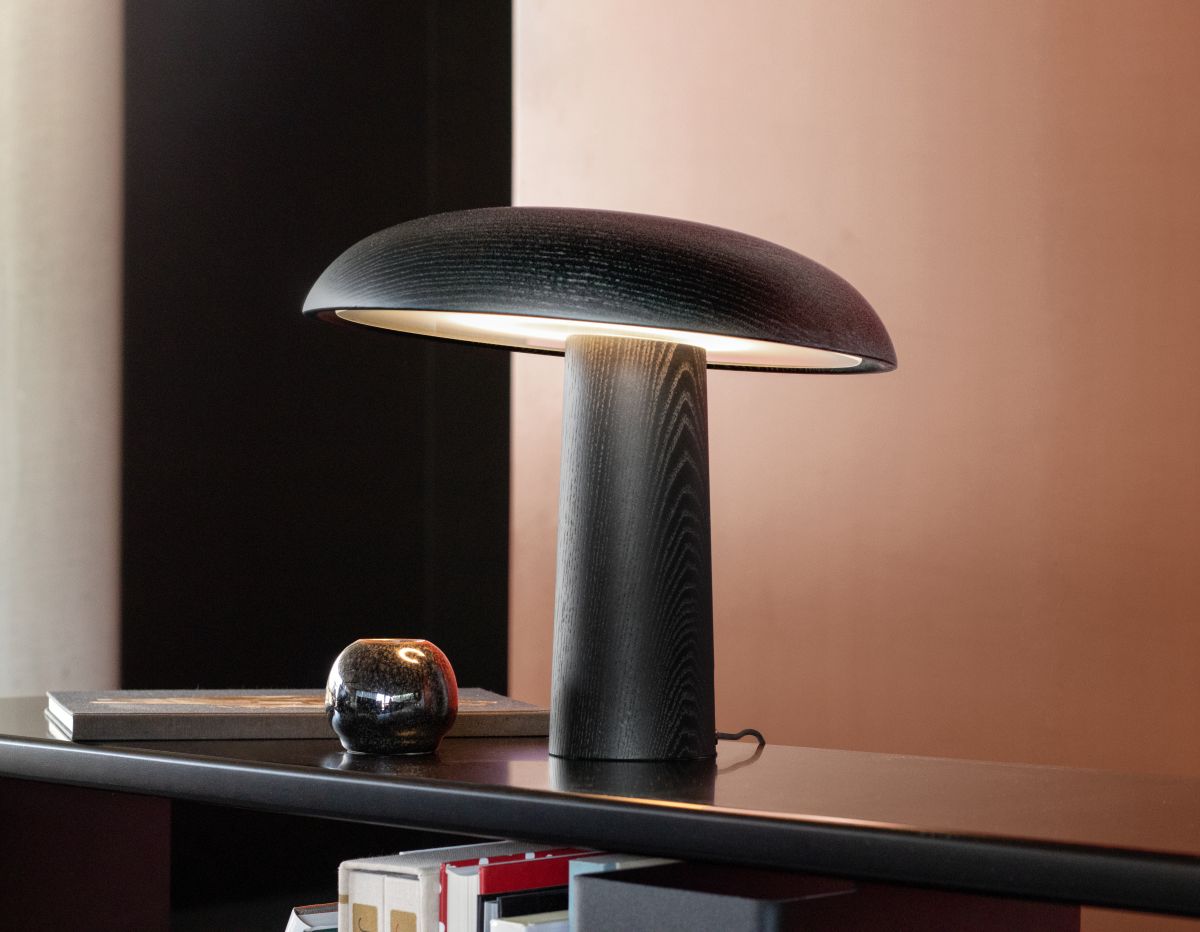 Nahaufnahme der ClassiCon Forma Tischleuchte aus dunklem Holz, pilzförmiges Design, warmes Licht.