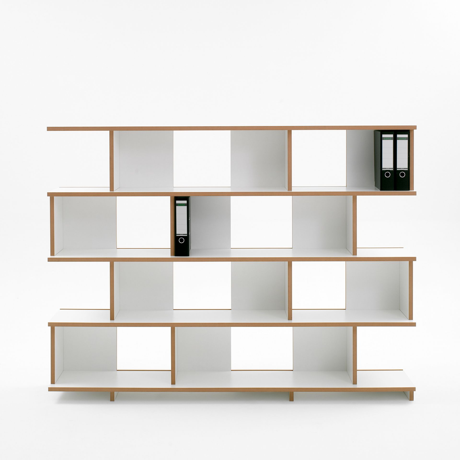 Tojo Stell Regal Grundmodul 160: Modernes, weißes Holzregal mit Ordnern, ideal für Büro und Wohnzimmer.