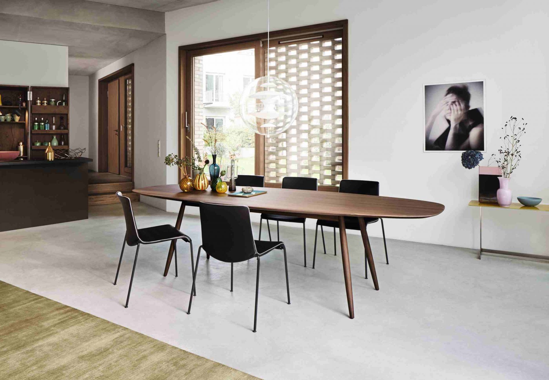 Moderner Essbereich mit Walter Knoll Moualla Tisch und schwarzen Stühlen.